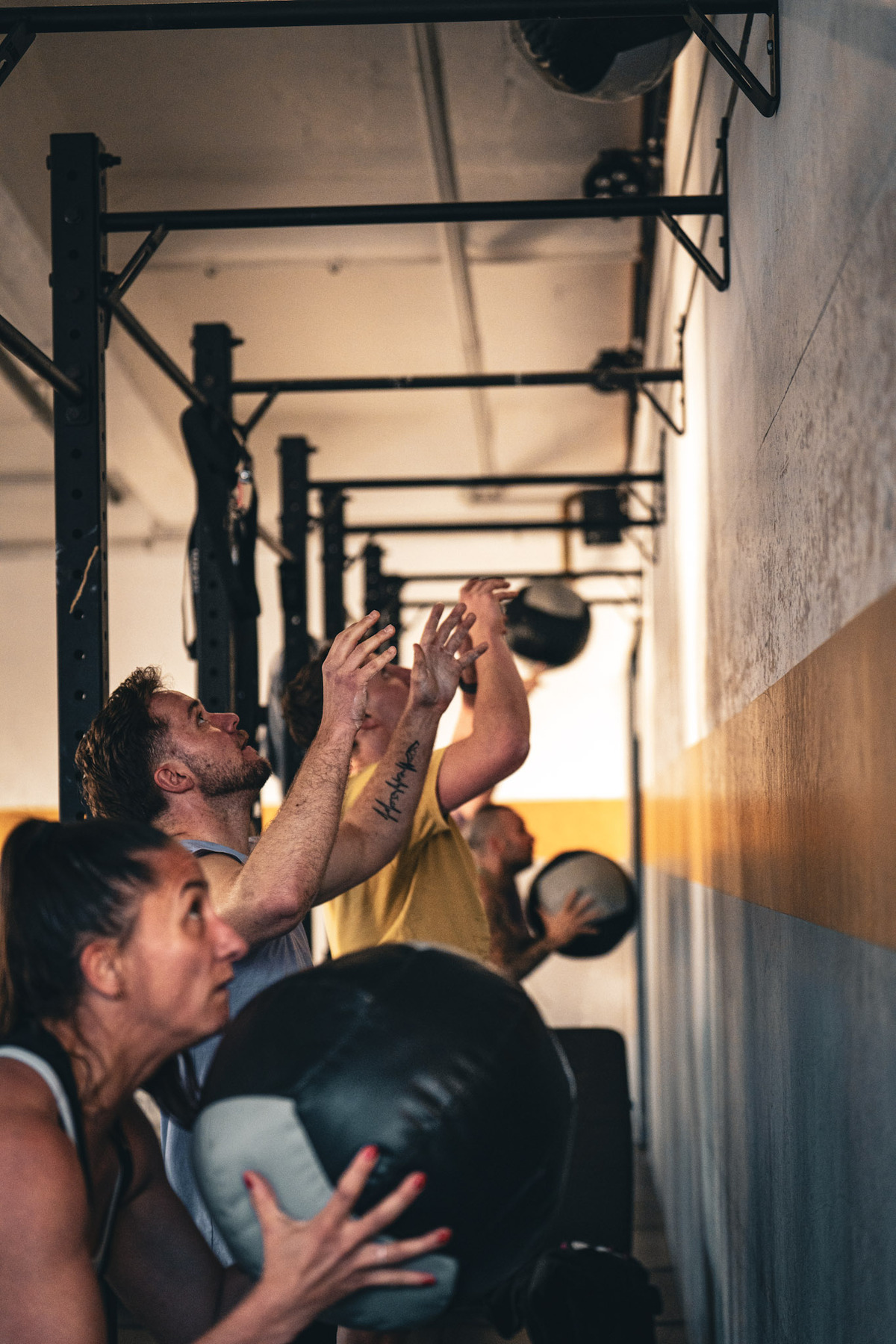 CrossFit Zollhafen Mainz Athleten beim Wall Ball Training