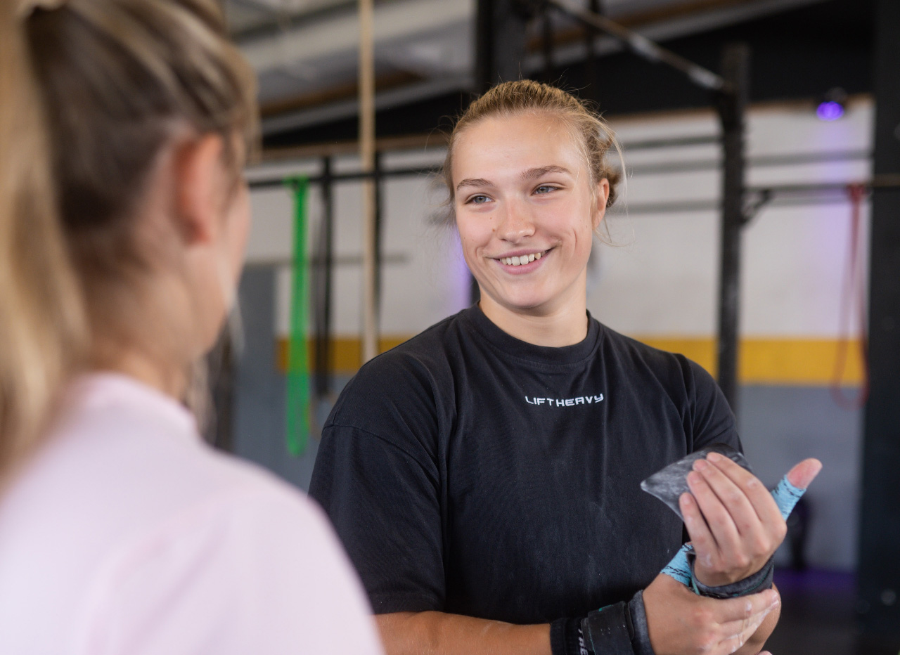 CrossFit Zollhafen Athletin lacht beim Training – Community-Atmosphäre im Gym