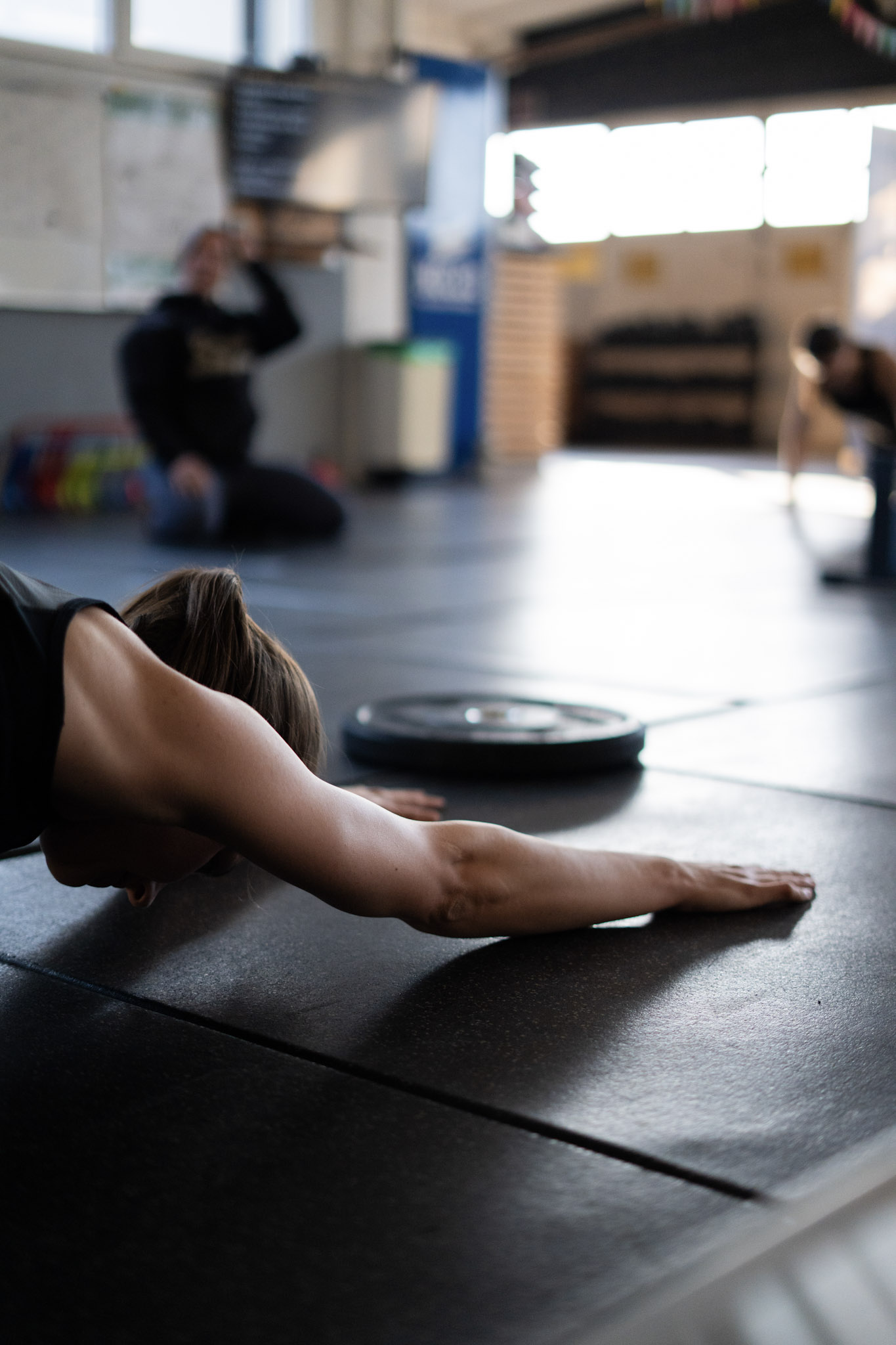 CrossFit Zollhafen Mainz Athletin beim Dehnen auf der Matte